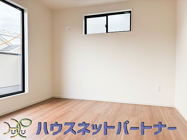 バルコニーに直接出入りできるお部屋です。ちょっと外の空気を吸いたい時や、ベランダでミニガーデニングなども楽しめそうです。