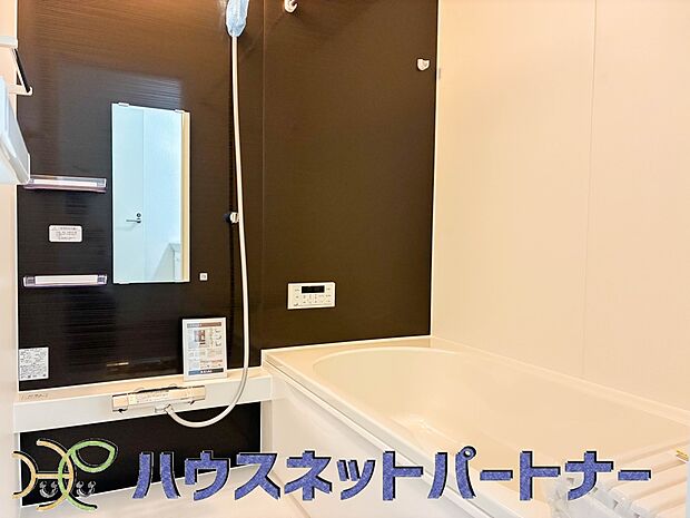 心地よいバスタイムを演出する浴室はゆとりあるサイズを採用。保温機能付き、汚れをはじく有機ガラス系の新素材を採用した浴室。美しく機能的な設備を採用。