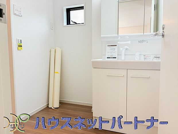 毎日使う洗濯機。しっかりと奥行きのある置き場が確保されています。