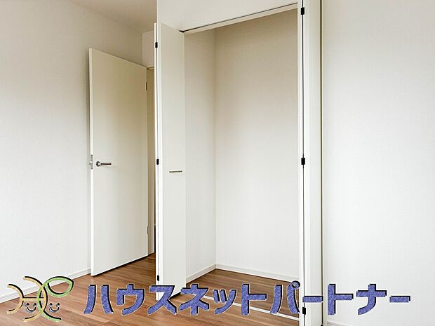 壁面クローゼットのメリットは、衣類が横一列に並ぶためひと目で洋服が選びやすいこと。衣類をたくさんお持ちの方も、限られたスペース内に無理なく収納することができます。