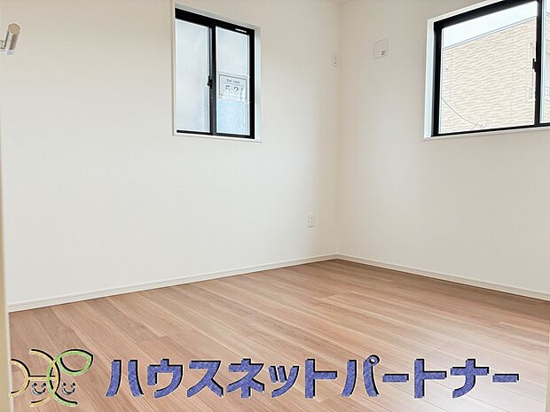 柔らかな日差しが入る洋室は落ち着いた雰囲気のお部屋です。ベッドを置いてゆったりと心も体も休まるお部屋へ。