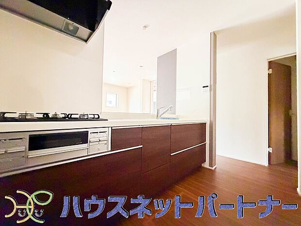 キッチン吊戸棚を無くす事によって、コミュニケーションを重視した設計に致しました。区画によって変わる一体感を、実際にご覧になって頂けましたらと思います。 