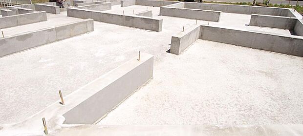 大きな荷重を支える、地面に接する面積の広いベタ基礎。基礎幅150mmのベタ基礎が荷重をがっちりと受け止め。