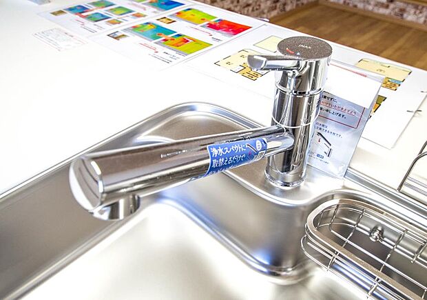 【一体型浄水器】一つの蛇口で「原水(水道水)」「シャワー」「浄水」を切り替えられる、浄水器を内蔵した混合水栓です。浄水は、水栓本体の首部分に付属のカートリッジをセットして使用します。