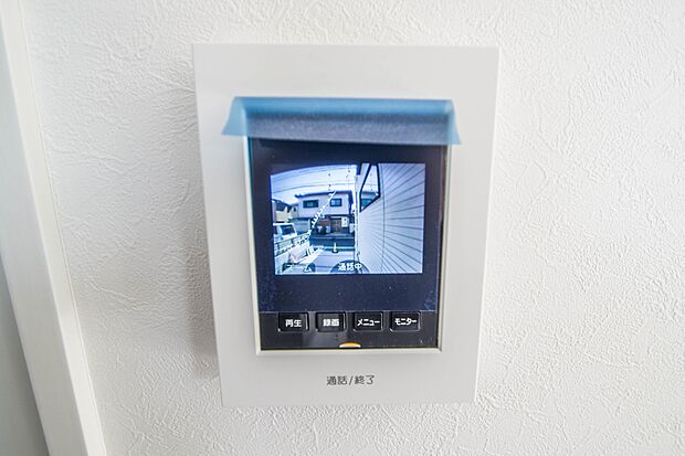 【TVモニター付インターホン】 来訪者の様子を室内TVモニターでチェック。対応したくないセールスを断りやすく、子どもに留守番をさせるときも安心。不在時の来訪者を録画でき、犯罪抑止効果も期待できます。