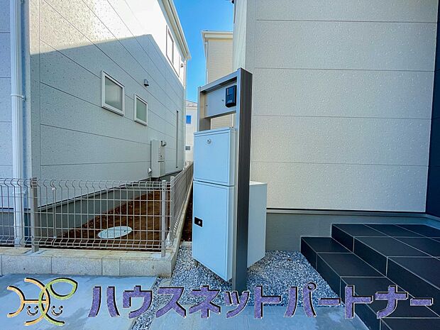 宅配ボックス。好きな時間にいつでも荷物を受取れるため、到着時間を気にして自宅で待機したり、再配達の連絡をする手間がかかりません。共働きなど不在が多い方、ネット通販の利用が多い方に大変便利。