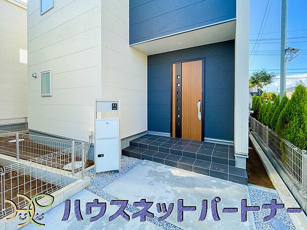 玄関の扉を開けるとそこは家族の待つお家。笑い声が聞こえてきそう。