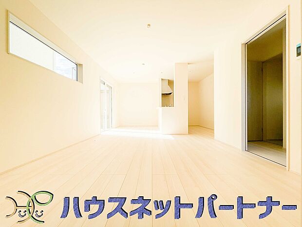 通風・採光に優れ、心地よい光と風が溢れています。 贅沢で豊かな居住性と、プライドを満たすクオリティが見事に調和した住空間。新築ならではの快適なひとときをご体感頂ける筈です。