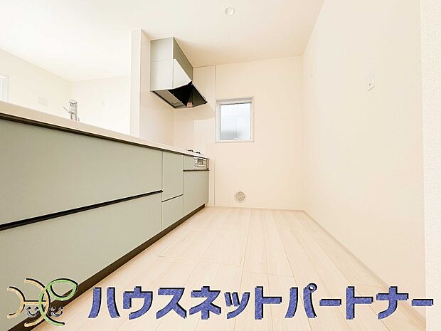 カウンターキッチンは広くて収納力もあるので、快適に料理をすることができます。食器や炊事用具を手の届くところに配置しやすいため調理もスピーディーです。