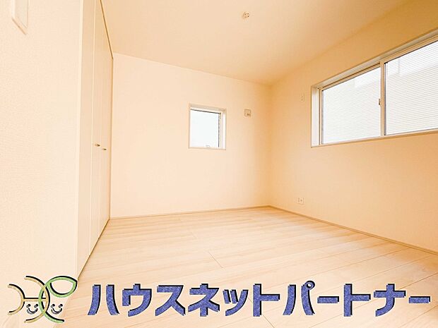 明るい窓のあるお部屋は子供部屋にぴったり。可愛い家具で素敵なお部屋に。