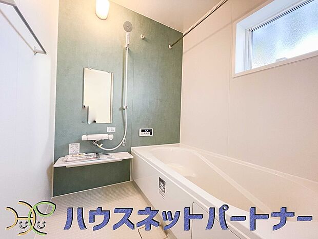 心地よいバスタイムを演出する浴室はゆとりあるサイズを採用。保温機能付き、汚れをはじく有機ガラス系の新素材を採用した浴室。美しく機能的な設備を採用。