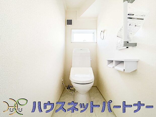 小窓を設置する事により明るく、通気性の良いトイレとなっております。中はゆとりのある大きさを確保しておりますので、ゆったりとお使い頂けます。