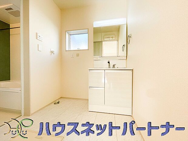 家の中でも特にプライベートスペースとなる洗面所は、洗濯場所と浴室を同じ空間でまとめております。小窓を設置しておりますので、熱気などが籠りやすい空間でちょっとした空気の入れ替えを。