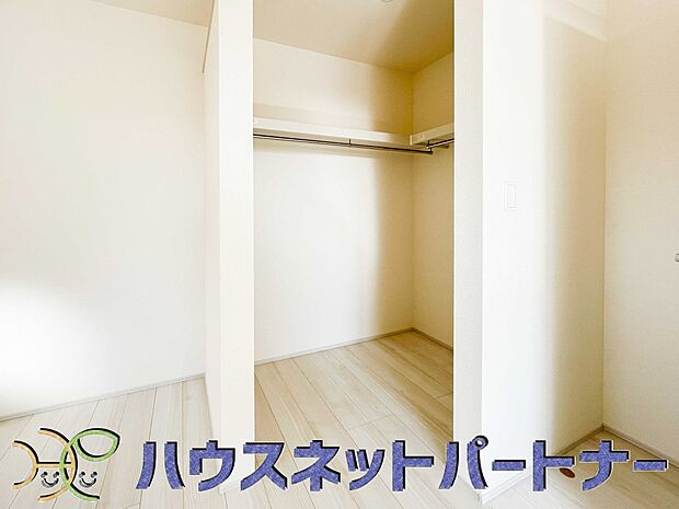 たくさんの洋服をかけてもシワになりにくいウォークインクローゼット。洋服以外にも、普段使わない家電やスーツケース、ストック品など何でも片付く嬉しい空間です。