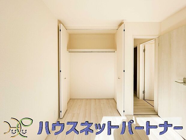 壁面クローゼットのメリットは、衣類が横一列に並ぶためひと目で洋服が選びやすいこと。衣類をたくさんお持ちの方も、限られたスペース内に無理なく収納することができます。