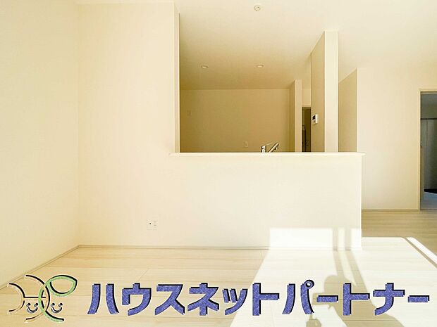 明るく開放的なオープンキッチン。家族とのコミュニケーションが取りやすく、みんなの笑顔が溢れます。