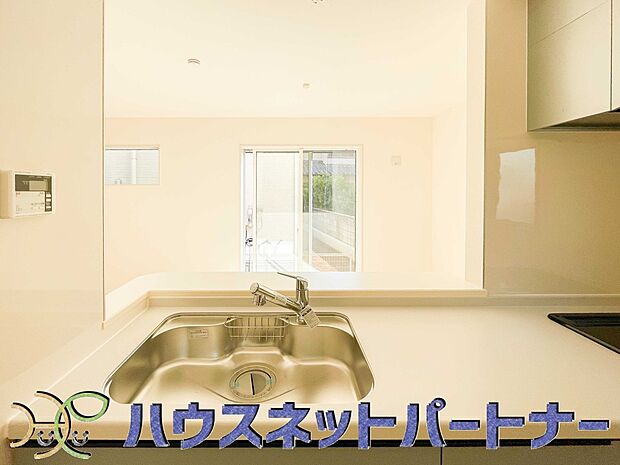 カウンターキッチンなら、リビングで遊ぶ子供の様子を見ながら料理ができるので安心です。料理を運んでもらったり、子供にお手伝いしてもらいやすいのもいいですね♪