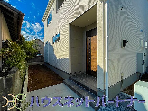 玄関の扉を開けるとそこは家族の待つお家。笑い声が聞こえてきそう。