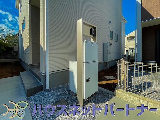 宅配ボックス。好きな時間にいつでも荷物を受取れるため、到着時間を気にして自宅で待機したり、再配達の連絡をする手間がかかりません。共働きなど不在が多い方、ネット通販の利用が多い方に大変便利。