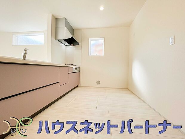 カウンターキッチンは広くて収納力もあるので、快適に料理をすることができます。食器や炊事用具を手の届くところに配置しやすいため調理もスピーディーです。