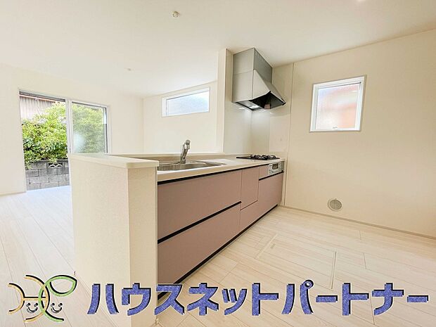 キッチン吊戸棚を無くす事によって、コミュニケーションを重視した設計に致しました。区画によって変わる一体感を、実際にご覧になって頂けましたらと思います。