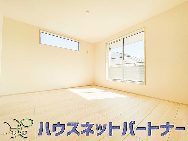 バルコニーに直接出入りできるお部屋です。ちょっと外の空気を吸いたい時や、ベランダでミニガーデニングなども楽しめそうです。