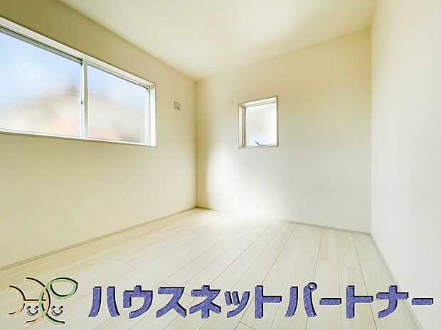 柔らかな光り差し込む家族に優しい洋室は子供部屋にぴったり。