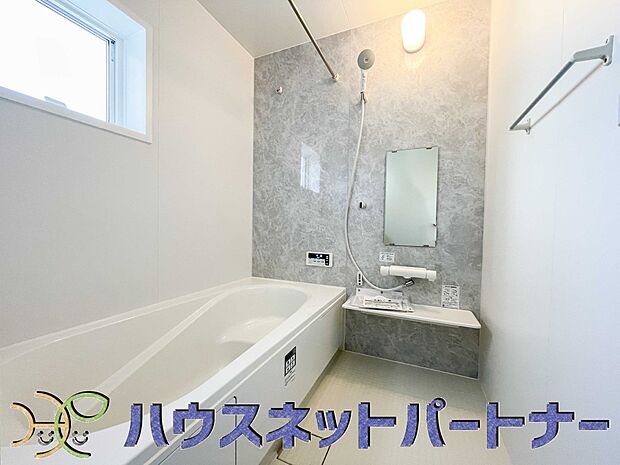 心地よいバスタイムを演出する浴室はゆとりあるサイズを採用。保温機能付き、汚れをはじく有機ガラス系の新素材を採用した浴室。美しく機能的な設備を採用。