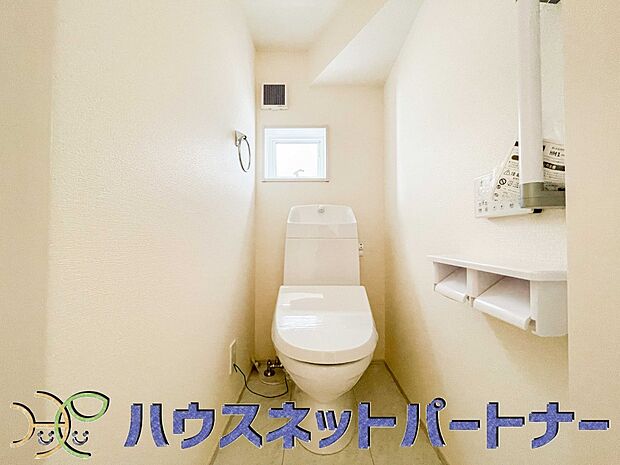 小窓を設置する事により明るく、通気性の良いトイレとなっております。中はゆとりのある大きさを確保しておりますので、ゆったりとお使い頂けます。
