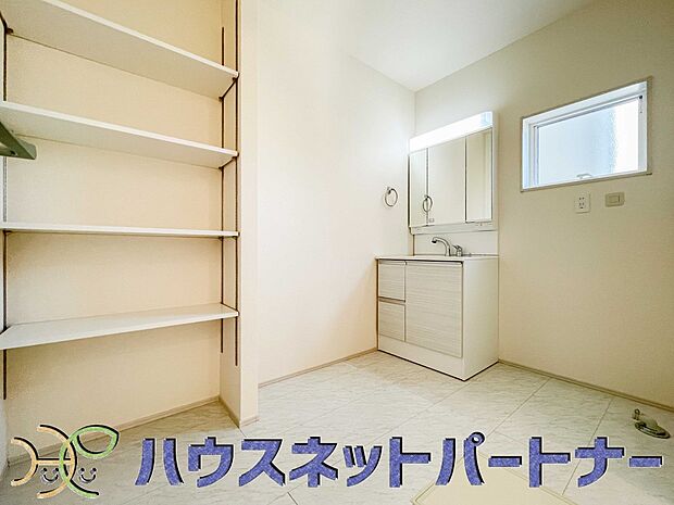 家の中でも特にプライベートスペースとなる洗面所は、洗濯場所と浴室を同じ空間でまとめております。小窓を設置しておりますので、熱気などが籠りやすい空間でちょっとした空気の入れ替えを。