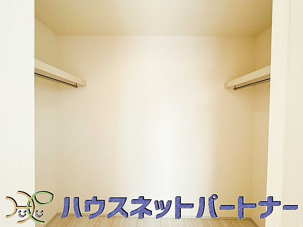 たくさんの洋服をかけてもシワになりにくいウォークインクローゼット。洋服以外にも、普段使わない家電やスーツケース、ストック品など何でも片付く嬉しい空間です。