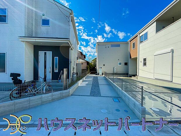 堂々たる趣ながら、主張し過ぎずどこか余裕を感じさせるシャープなフォルムで佇む邸宅は、晴天の空と照らし合わせる事で、本来あるべき完成形の姿を見せてくれます。