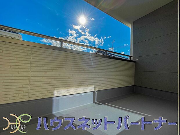 青い空が近くに感じるバルコニーは、爽やかな風をお部屋へ運んでくれます。