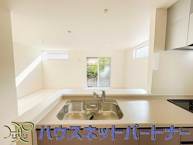 カウンターキッチンなら、リビングで遊ぶ子供の様子を見ながら料理ができるので安心です。料理を運んでもらったり、子供にお手伝いしてもらいやすいのもいいですね♪