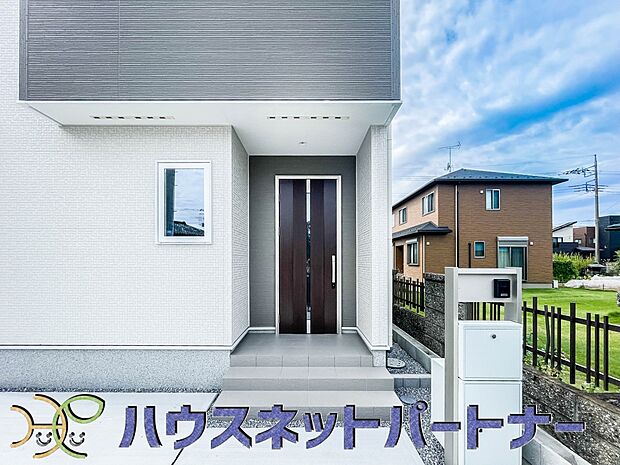 玄関前に季節のお花を置いて可愛く演出してみてはいかがですか。楽しいお家造りが待っています。