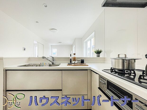 三口コンロで料理の幅を拡げてくれる使いやすいシステムキッチンを採用。洗い場も大きいので野菜や食器を洗ったりする際にも捗り、奥様の強い味方となってくれるはずです。