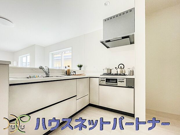 家族の様子を見ながらキッチンでお料理。一日の出来事を会話しながらの家事は嬉しいコミュニケーション。