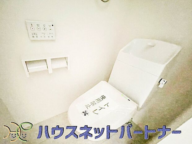 快適な生活を送るための必須アイテムとなった洗浄機能付トイレ。おしり洗浄、ビデ洗浄、暖房便座の3つの機能を標準装備しています。