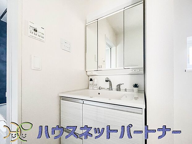 十分な大きさの洗面台は、身だしなみチェックや歯磨きなど、朝の慌ただしい時間でもホテルライクなスペースで余裕とゆとりを感じて頂けます。