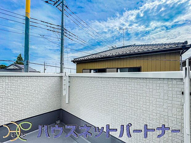 朝の澄んだ空気や、夕方に吹く清々しい風を五感で感じられるバルコニー。住まいの中で唯一屋外にあって、本当の自然を感じられるスペースです。