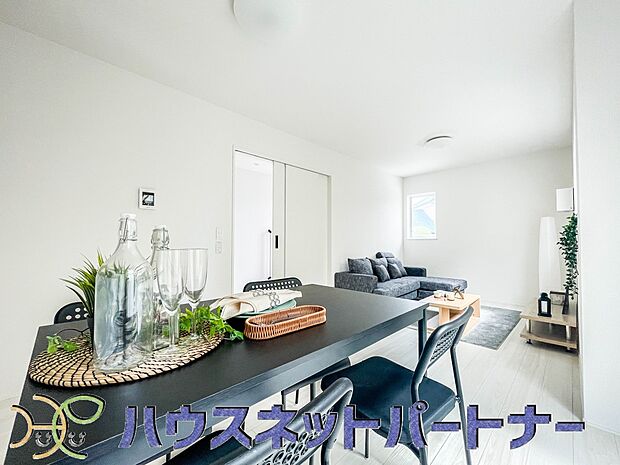 リビングは、食事スペースと寛げる場所設けてもまだ余裕の広さ。明るい光が照らしてくれます。