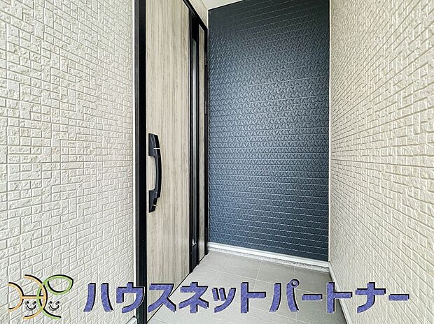 玄関の扉を開けると家族の待つお家。幸せを感じる瞬間です。