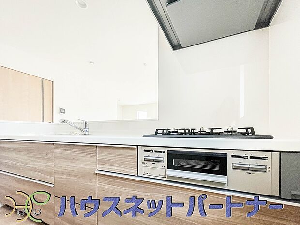 家族の様子を見ながらキッチンでお料理。一日の出来事を会話しながらの家事は嬉しいコミュニケーション。