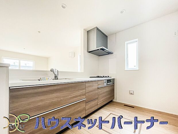 キッチン吊戸棚を無くす事によって、コミュニケーションを重視した設計に致しました。区画によって変わる一体感を、実際にご覧になって頂けましたらと思います。