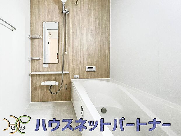 全身浴と半身浴ができる高い機能性と、満水容量を削減して水道・光熱費を節約しました。デザインとエコ性能を両立させた、これからのスタンダード浴槽です。