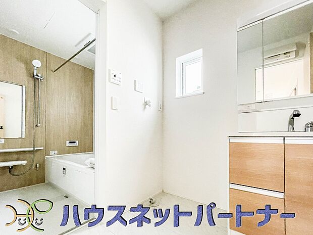 落ち着いた空間を演出するカラーと、ゆったり落ち着いてお使い頂ける広さが魅力の洗面所。居室からも独立しており、プライベート空間を保ちます。