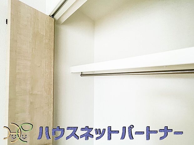 ウォークインクローゼットのメリットは、衣類の他、バッグやアクセサリーなど、身につけるものを一部屋に集めて管理できること。必要なときに見つけやすいです。