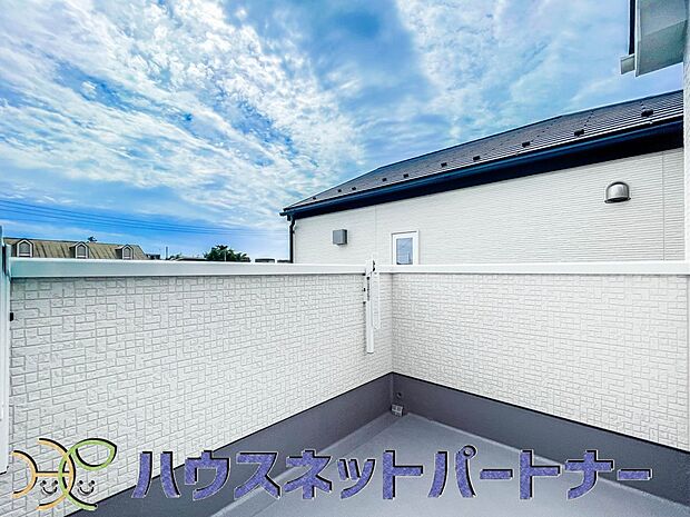 陽当たりの良いバルコニーは清清しい風を室内に送り込んでくれます。快適な生活を楽しめます。