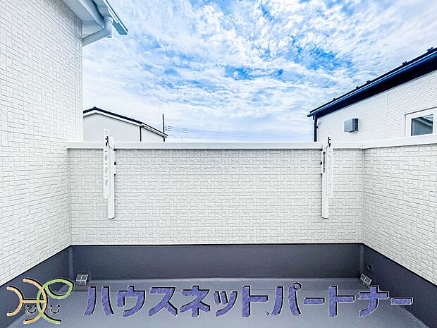 青い空が近くに感じるバルコニーは、爽やかな風をお部屋へ運んでくれます。