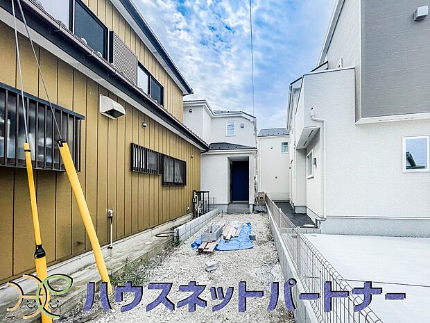 戸建ての購入を検討することになったきっかけに「駐車場を持てること」を挙げる方が多くいらっしゃいます。駐車場代金を支払続ける必要がないことは、駐車場付き戸建を持つ最大のメリットです。